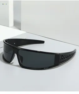Dettaglio occhiali da sole sportivi neri con design traforato intrecciato sulle stanghette