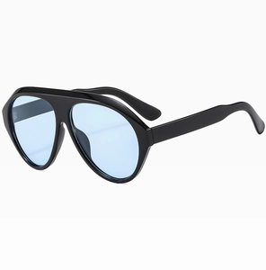 Detailansicht der schwarzen Oversize-Aviator-Sonnenbrille mit hellblauen Gläsern
