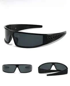 Tre viste di occhiali da sole neri oversize con stanghette geometriche strutturate