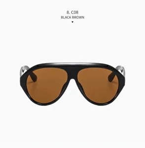 Detail der glänzend schwarzen Pilotensonnenbrille mit braunen Gläsern und Rahmen