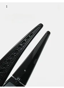 Dettaglio delle stanghette curve per occhiali neri con trama intrecciata e finitura lucida