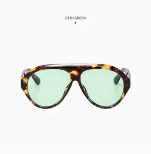 Detailaufnahme einer Pilotenbrille in Schildpatt-Optik mit grünen Gläsern und Gestell