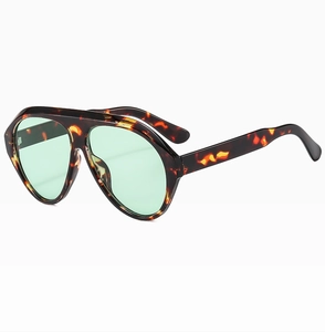 Detailsicht der Retro-Pilotenbrille in Übergröße mit Leopardenmuster und grünen Gläsern