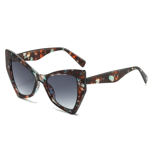 Chic tortoiseshell cat-eye sunglasses with blue-amber frame and grey gradient lenses
