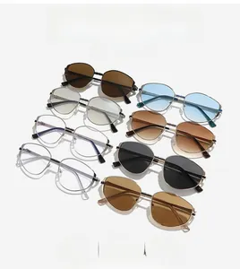 Collection de lunettes de soleil en métal avec verres teintés et montures modernes