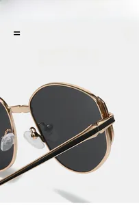 Détail de la monture de lunettes de soleil en métal doré avec émail et plaquettes de nez souples