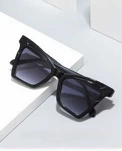 Détail de lunettes de soleil œil-de-chat carrées avec monture noire et verres dégradés