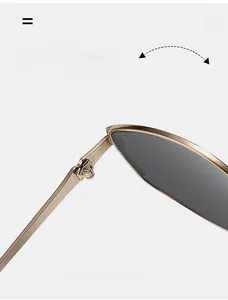 Détail macro de la charnière en métal doré durable sur ces lunettes de soleil