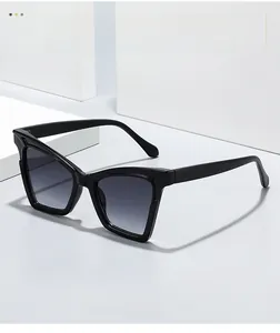 Détail de lunettes de soleil carrées œil-de-chat avec monture noire et verres dégradés