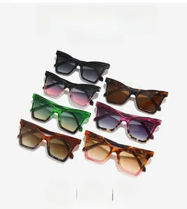 Empilement de lunettes de soleil carrées œil-de-chat aux couleurs et textures variées