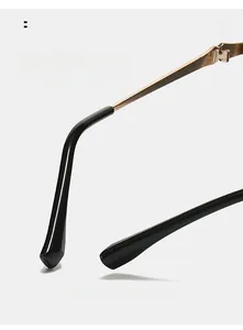 Détail des branches de lunettes ergonomiques en métal doré et plastique noir