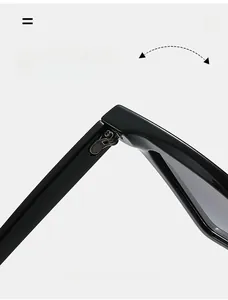 Détail de la charnière métallique robuste sur des lunettes de soleil carrées œil-de-chat