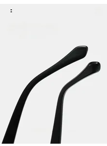 Détail des branches noires incurvées pour lunettes de soleil œil-de-chat carrées