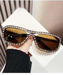 Vue détaillée de lunettes de soleil carrées marron avec une monture ornée de strass