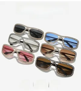 Gros plan sur des lunettes de soleil carrées de luxe ornées de cristaux en six couleurs