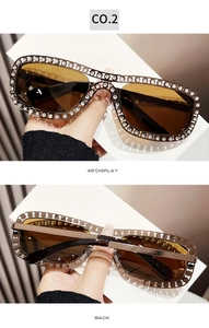Détail de la monture ovale sertie de strass et de la charnière des lunettes de soleil de luxe