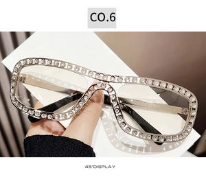 Vue détaillée de la monture de lunettes en métal de luxe avec incrustations de strass
