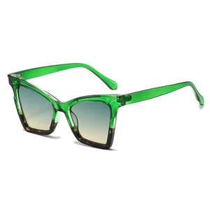 Lunettes de soleil œil-de-chat vertes avec verres dégradés et détails en écaille