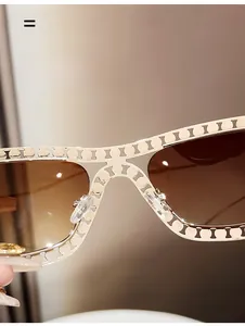 Détail des plaquettes de nez en silicone sur des lunettes de soleil vintage dorées