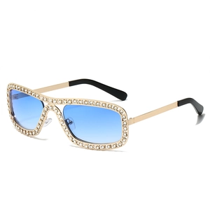 Lunettes de soleil ovales de luxe avec monture dorée, strass et verres dégradés bleus
