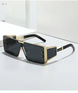 Détails de lunettes de soleil carrées vintage avec charnières en métal doré texturé