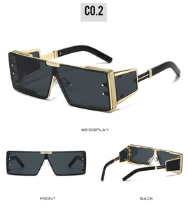 Détails des lunettes de soleil carrées avec bordure en métal doré et branches noires