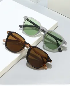 Détail des lunettes de soleil aspect bois avec charnières à ressort de haute qualité