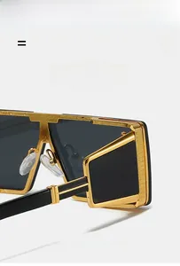 Détail de lunettes de soleil carrées oversize avec texture métallique dorée