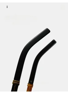 Gros plan des branches de lunettes incurvées avec charnière en métal doré et monture noire