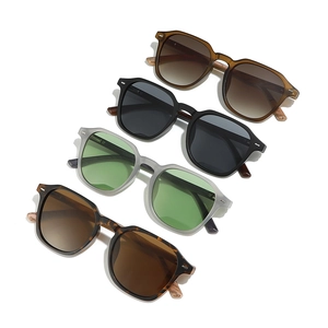 Lunettes de soleil carrées style bois en quatre couleurs avec rivets en argent polis
