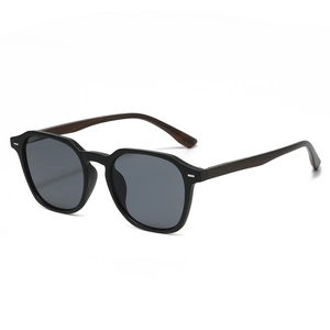 Lunettes de soleil polarisées à monture noire mate et branches texture bois de noyer
