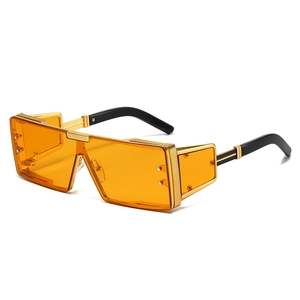 Lunettes de soleil carrées rétro avec verres orange et monture en métal doré gravé