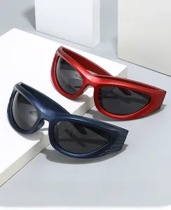 Dettaglio degli occhiali da sole da ciclismo Y2K rossi e blu su blocchi espositivi