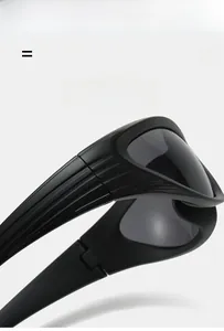 Dettaglio di occhiali da sole sportivi Y2K leggeri con stanghette testurizzate e design aerodinamico