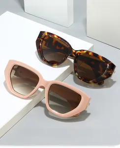 Détail de lunettes de soleil œil-de-chat avec monture écaille et détails en métal doré