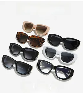 Détail d'une collection de lunettes de soleil à monture large avec accents métalliques