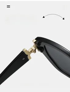 Gros plan des charnières métalliques dorées durables sur lunettes de soleil noires