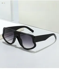 Details einer schwarzen Oversize-Sonnenbrille mit geschwungenem Rahmen und Farbverlauf