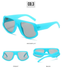 Drei-Winkel-Ansicht der geometrischen Breitrahmen-Sonnenbrille in Blau mit grauen Gläsern