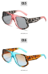 Detailansicht der Oversize-Sonnenbrille mit Leopardenmuster und pink-blauen Verlaufsgläsern