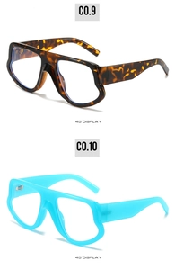 Detailansicht der übergroßen Schildpatt- und hellblauen Sonnenbrille im 45-Grad-Winkel