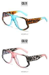 Detailansicht großer geometrischer Oversize-Sonnenbrillen in Blau und Rosa-Schildpatt-Optik