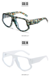 Detailansicht stilvoller Breitband-Sonnenbrillen in Camouflage und Weiß im 45-Grad-Winkel