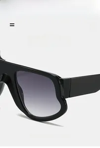 Details der leichten und superelastischen schwarzen Breitrand-Sonnenbrille mit grauen Gläsern