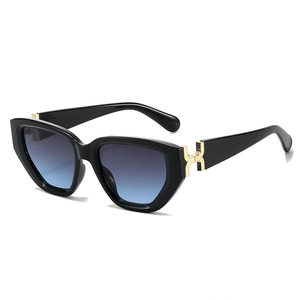 Lunettes de soleil noires modernes avec verres dégradés bleu-violet et charnière en H