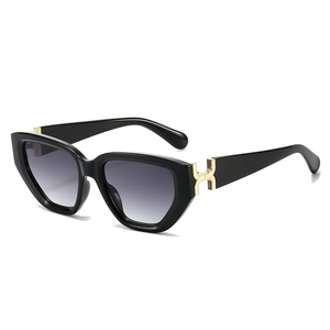 Lunettes de soleil tendance à monture noire, verres dégradés et détails en métal doré H