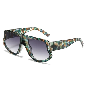 Modische Oversize-Sonnenbrille mit Camouflage-Muster und lila Verlaufsgläsern für Damen