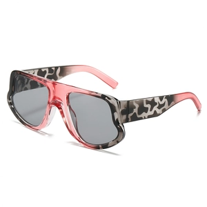 Übergroße modische Sonnenbrille in Rosa Schildpatt-Optik mit breiten Bügeln und dunklen Gläsern