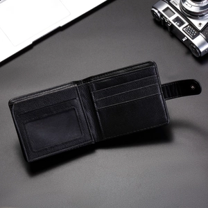 Détail d'un portefeuille noir en cuir avec fentes pour cartes et fenêtre d'identité