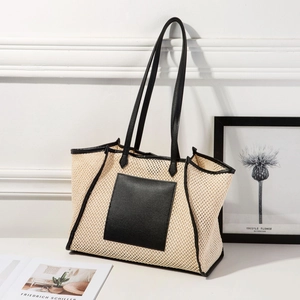 Détail du sac cabas en maille tissée crème avec bordure en cuir noir robuste